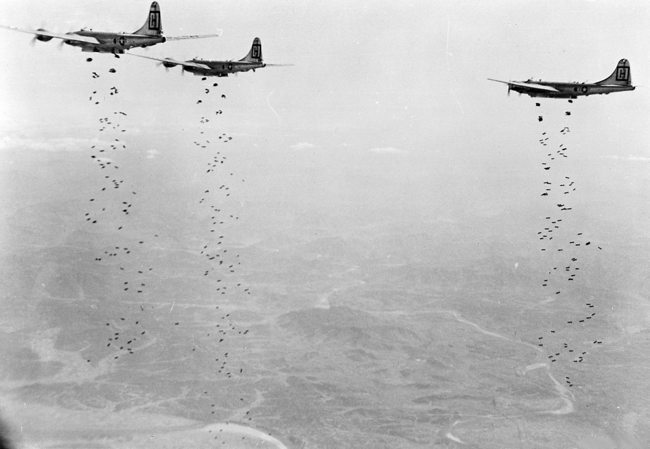 Bombarderos B-29 atacando objetivos en Corea en 1951. Fuente: Dominio público