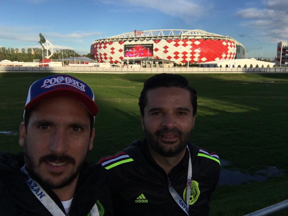 Javier Calero y Juan Ramón Monoy durante el partido Rusia-Portugal en el estadio del Spartak, Moscú.