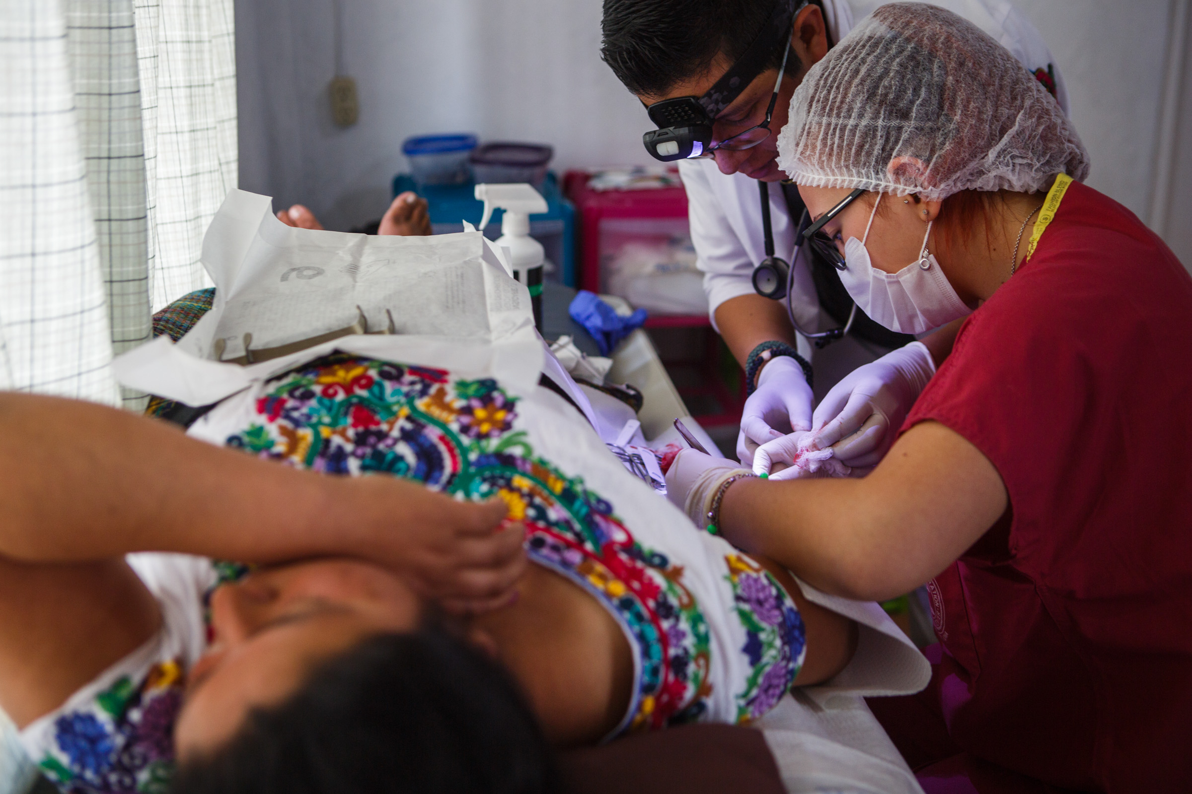 Válikova atende paciente indígena na clínica (Foto: Arquivo pessoal)