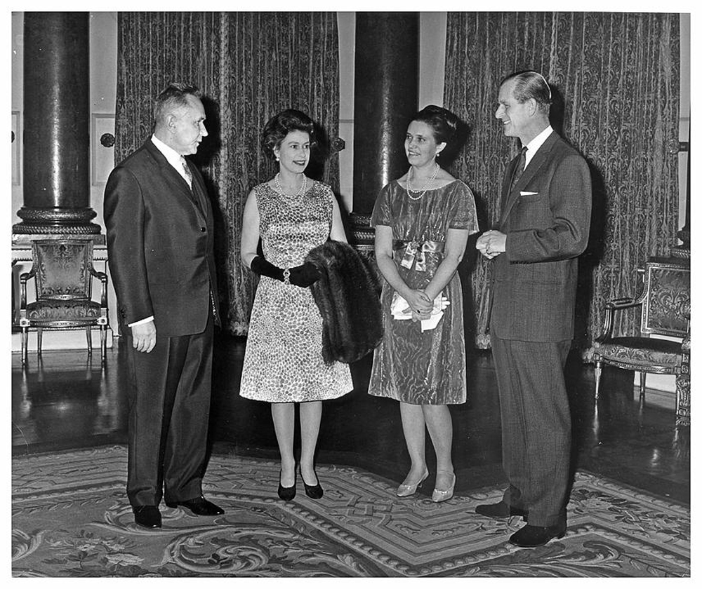 Durante una visita a la reina Isabel II. De izquierda a derecha: Kosiguin, la reina Isabel II, la hija de Kosiguin Liudmila Gvishiani, el pr&iacute;ncipe Felipe. 12 de febrero de 1967\n