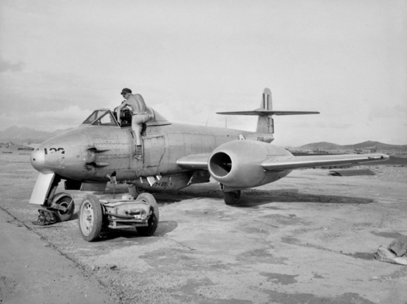 Meteor en la base de Kimpo (Corea del Sur) antes de partir en una misión de escolta de bombarderos, 1951. Dominio público