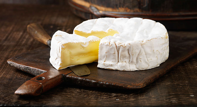 C'est Le Camembert Qui Dit Au Roquefort Qu'il Pue