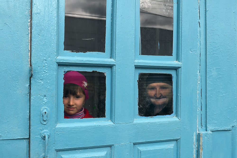 Deux générations chez ces résidentes de Derbent, deuxième ville de la République russe du Daghestan. Crédit : Kommersant