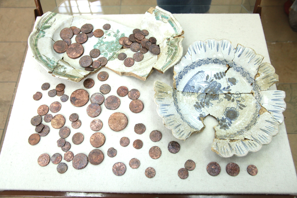 Frammenti di piatti e monete. Fonte: ufficio stampa