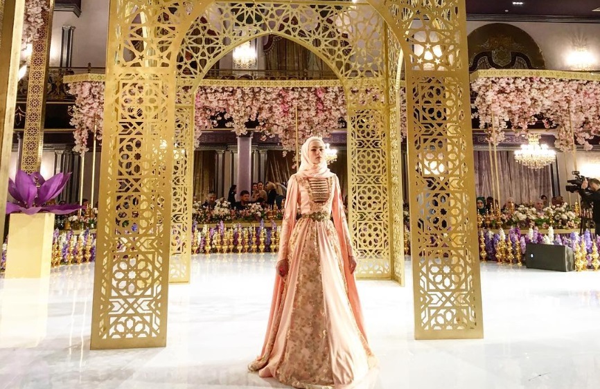 Mode Musulmane La Fille De Ramzan Kadyrov Presente Sa Premiere Collection Russia Beyond Fr