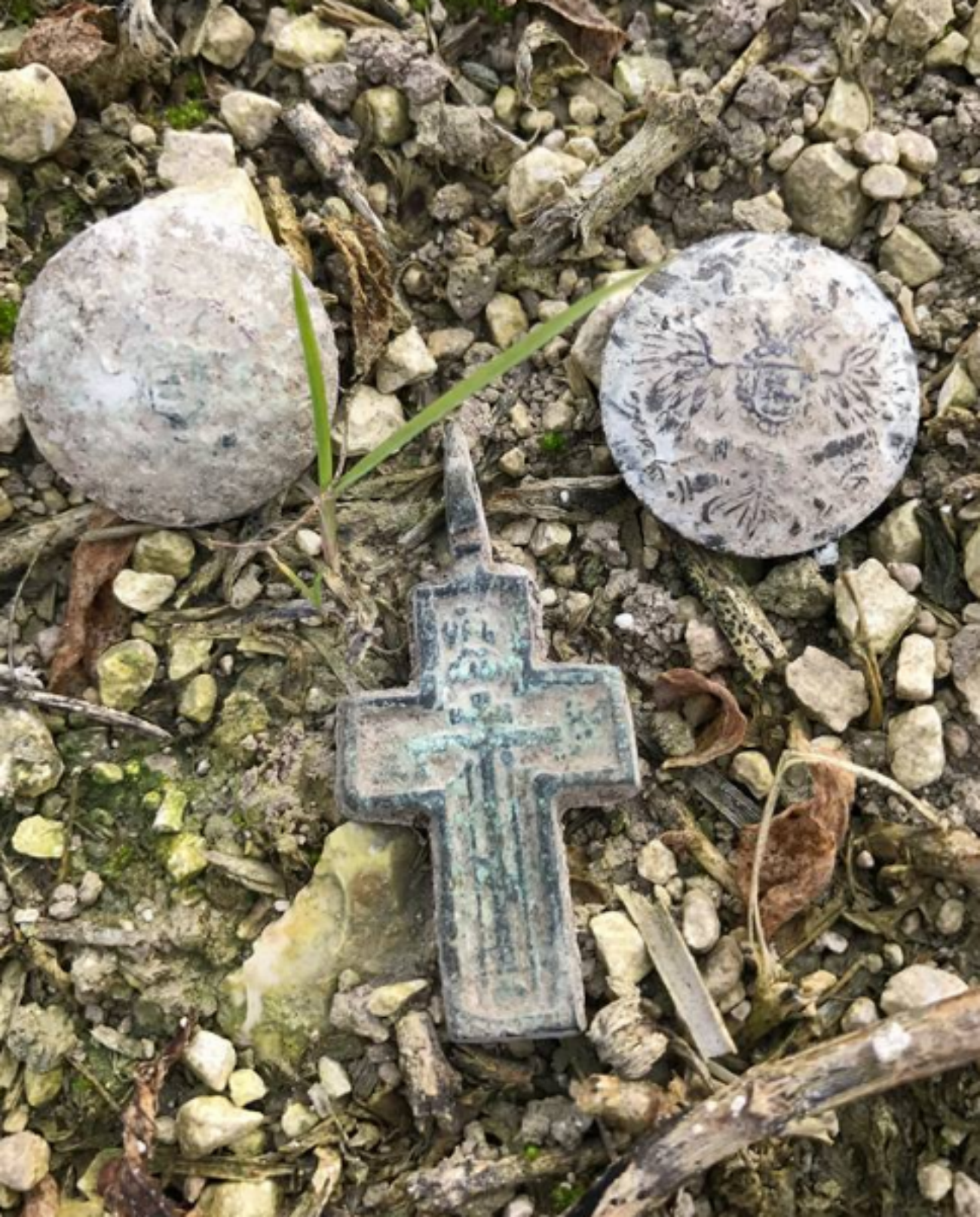 Des boutons d’uniforme frappés d’un aigle bicéphale et une croix orthodoxe ont été trouvés sur la dépouille. Crédit : Pierre Malinowski