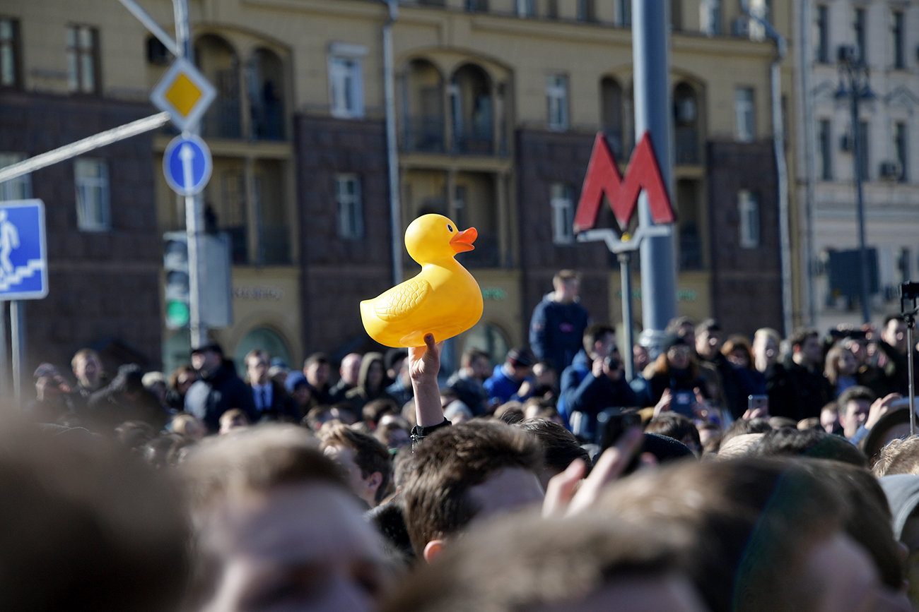 Muchos manifestantes llevaban patos de hule, haciendo referencia a una afirmación de que Medvédev tiene una casa de patos hecha a la medida en una de sus lujosas propiedades. Fuente: Global Look Press