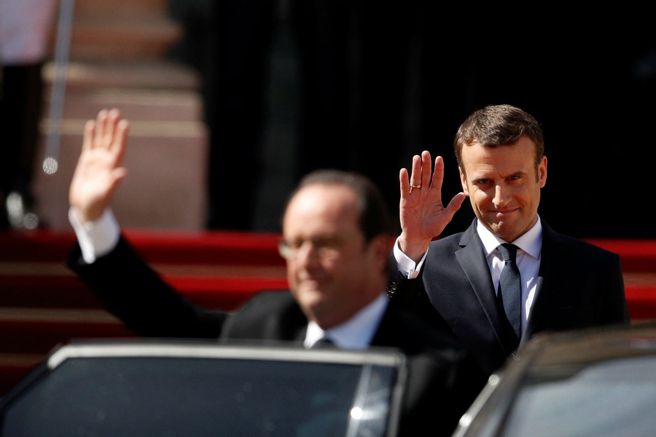Macron (rechts) und sein Vorgänger Francois Hollande / Reuters