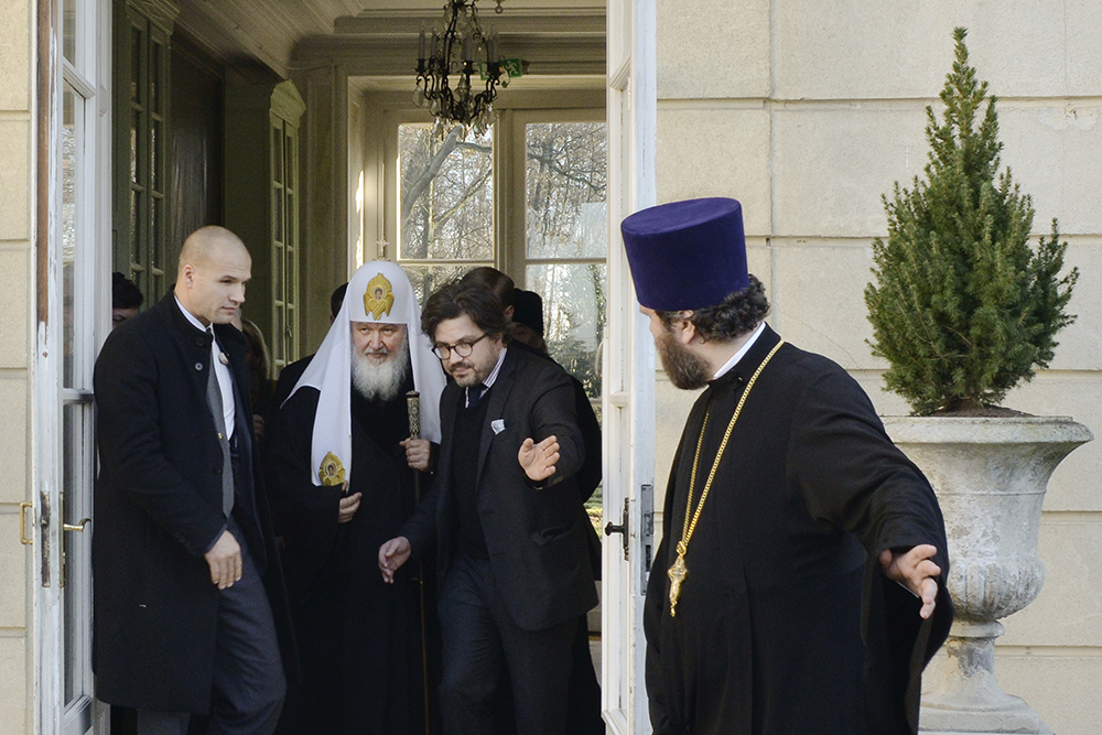 Le Patriarche de Moscou et de toutes les Russies Cyrille et Nicolas de Boishue (2e à droite) à la Maison russe. Crédit : Archives de Nicolas de Boishue