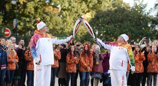 Olympic flame dies out four times in Moscow