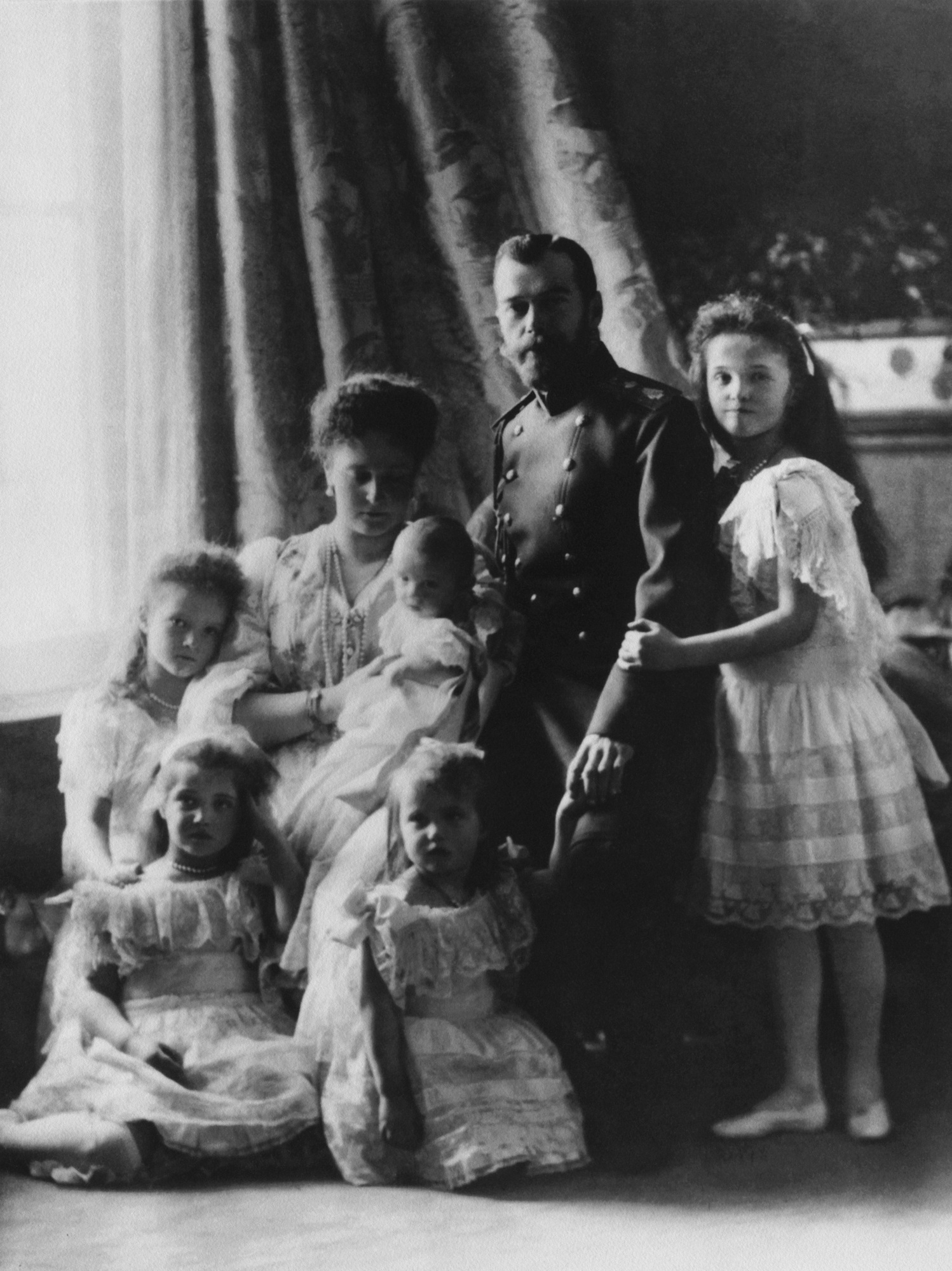 Die Familie des Zaren Nikolaus II. 1904 in Sankt Petersburg. Bild: MAMM