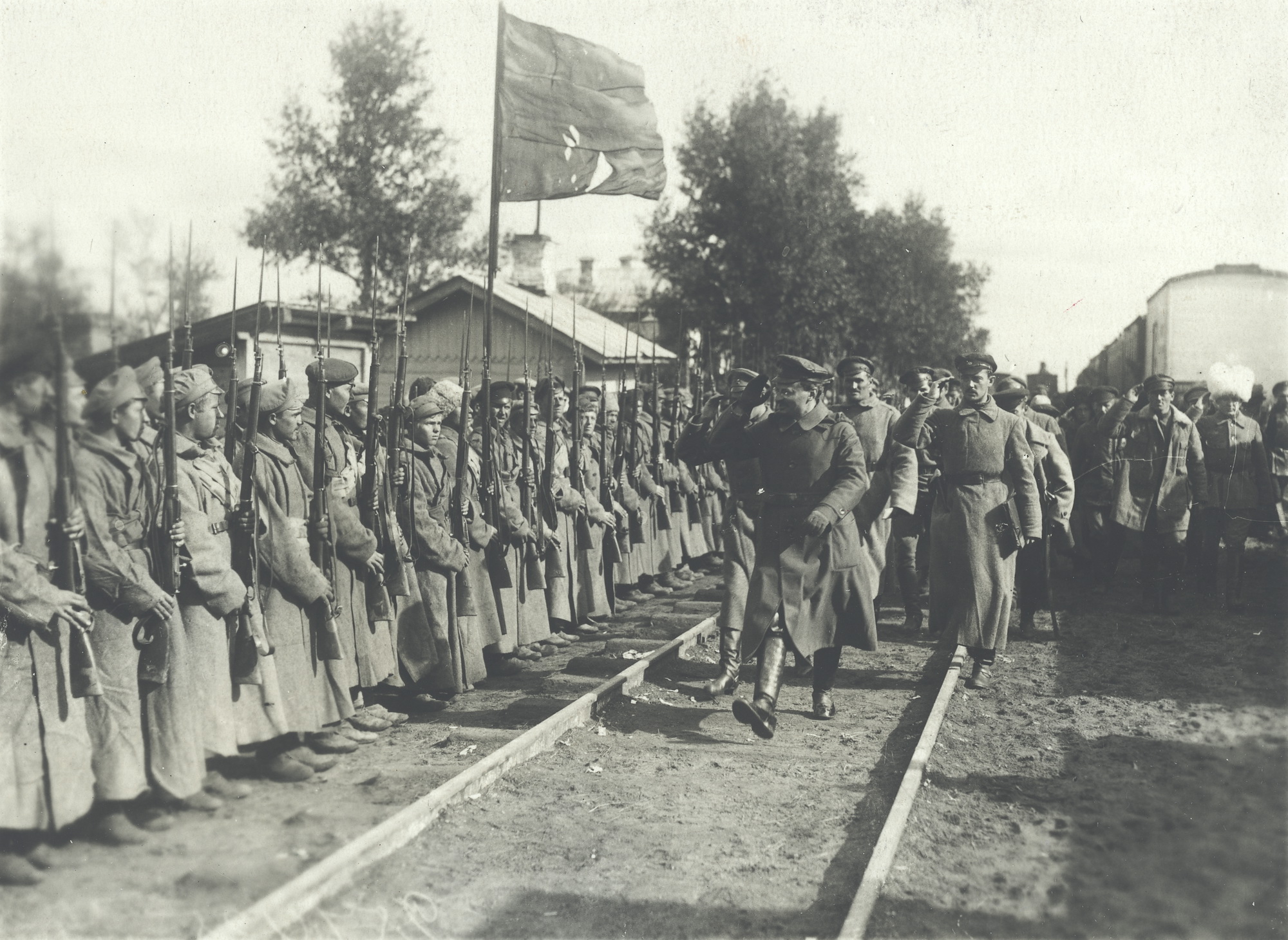 Leu00f3n Trotski saluda a un grupo de soldados, 1919