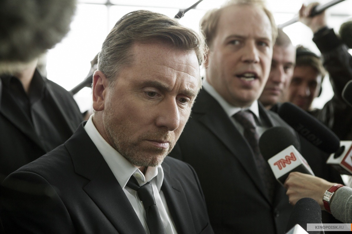 The spy thriller Möbius is full of clichés about Russians: a banker oligarch played by Tim Roth, black Mercedes SUVs and different arrangements of the song "Varshavyanka." Source: Kinopoisk.ru