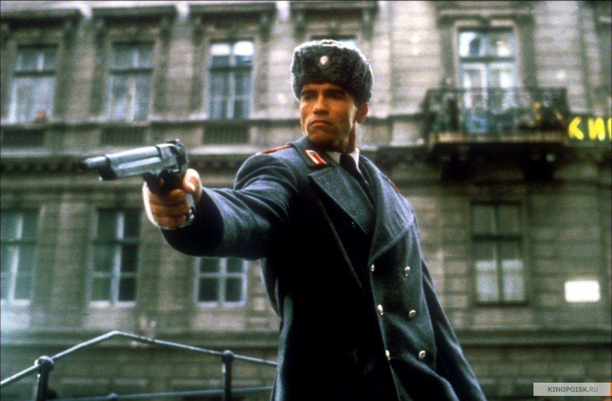 Police Captain Ivan Danko played by Arnold Schwarzenegger has a stern face, coarse manners and grotesquely throws around words like "kapitalizm" or "khuligany." Source: Kinopoisk.ru