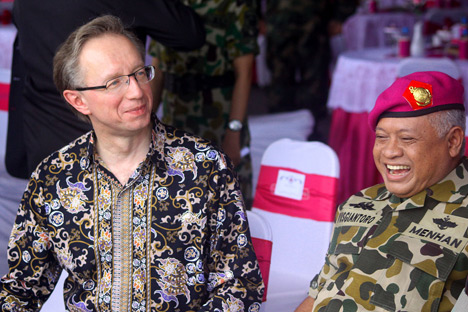 Menteri Pertahanan RI Purnomo Yusgiantoro di Karang Tekok bersama Duta Besar Rusia di Indonesia. Kredit: Mikhail Tsyganov