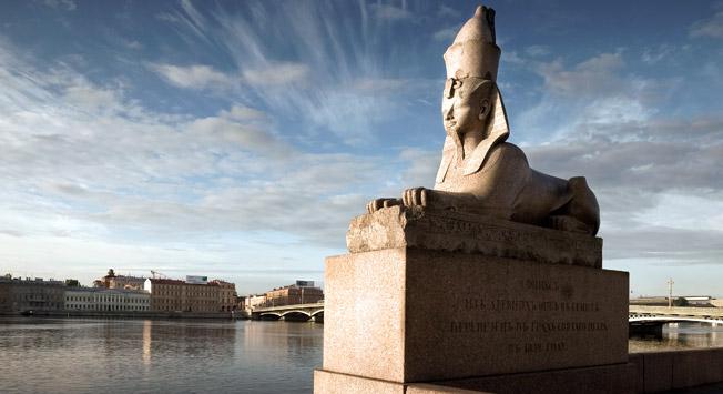 Patung sphinx yang terletak di dekat Jembatan Blagoveshchensky, di tepi Universitetskaya. Foto: Lori/Legion Media