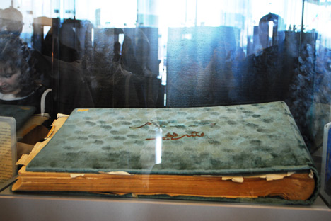 Sebuah Al Quran yang dipamerkan di lobi. Foto: Galina Babich