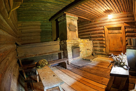 Ruangan kecil dengan kesan tradisional ini dipanaskan dengan kompor listrik atau kayu bakar hingga mencapai suhu lebih dari 80 derajat Celcius. Foto: Lori/Legion Media