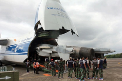 Kedua pesawat diberangkatkan dari pangkalan militer Sultan Hasanuddin dengan menggunakan pesawat angkut An-124-100. Foto: TNI