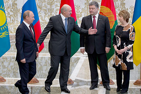 Presiden Belarus Alexander Lukashenko (kedua dari kiri) menyambut Presiden Rusia Vladimir Putin (kiri), Presiden Ukraina Petro Poroshenko (kedua dari kanan), dan Kepala Kebijakan Luar Negeri Uni Eropa Catherine Ashton (kanan), untuk berdiskusi di Minsk, Belarus. Foto: AP
