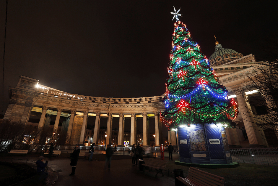 L’albero di Natale installato davanti alla Cattedrale di Kazan a San Pietroburgo. Foto: Aleksandr Demianchuk / RIA Novosti