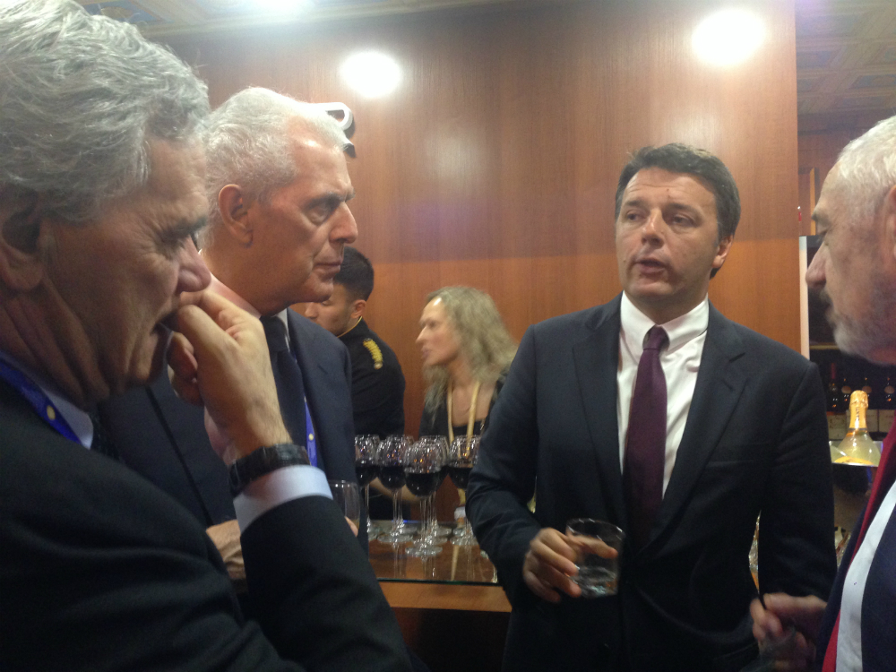 Il premier italiano Matteo Renzi incontra gli imprenditori al padiglione italiano allestito al Forum economico di San Pietroburgo