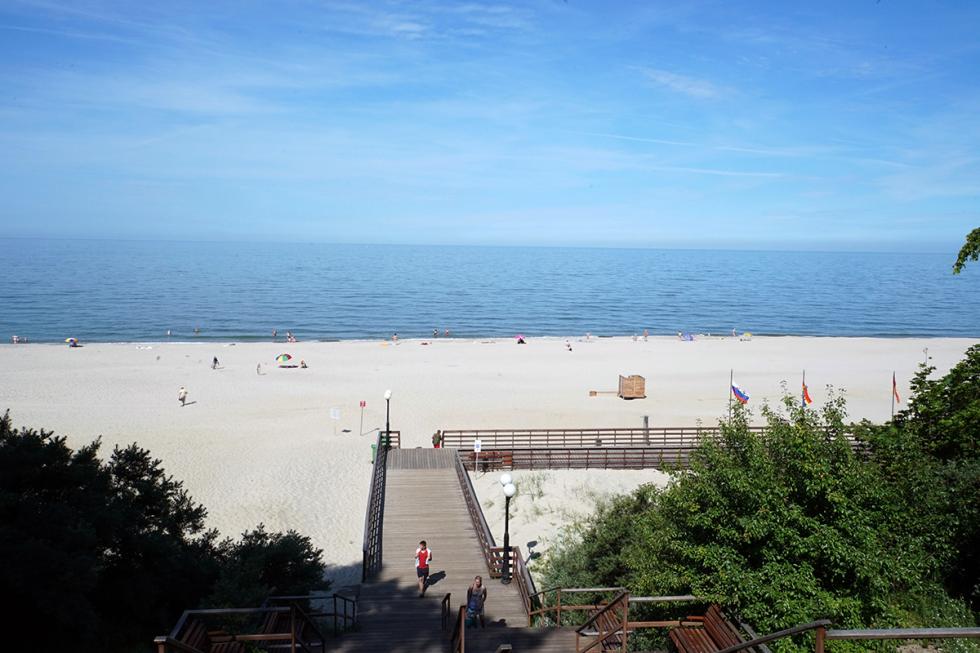 La spiaggia di Yantarnij, la prima in Russia a ricevere la Bandiera Blu, u00e8 lunga 300 metri e nelle calde giornate du2019estate ospita circa duemila bagnanti al giorno