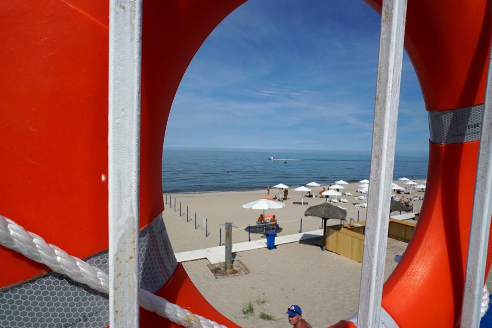La spiaggia di Yantarnij, la prima in Russia a ricevere la Bandiera Blu, u00e8 lunga 300 metri e nelle calde giornate du2019estate ospita circa duemila bagnanti al giorno
