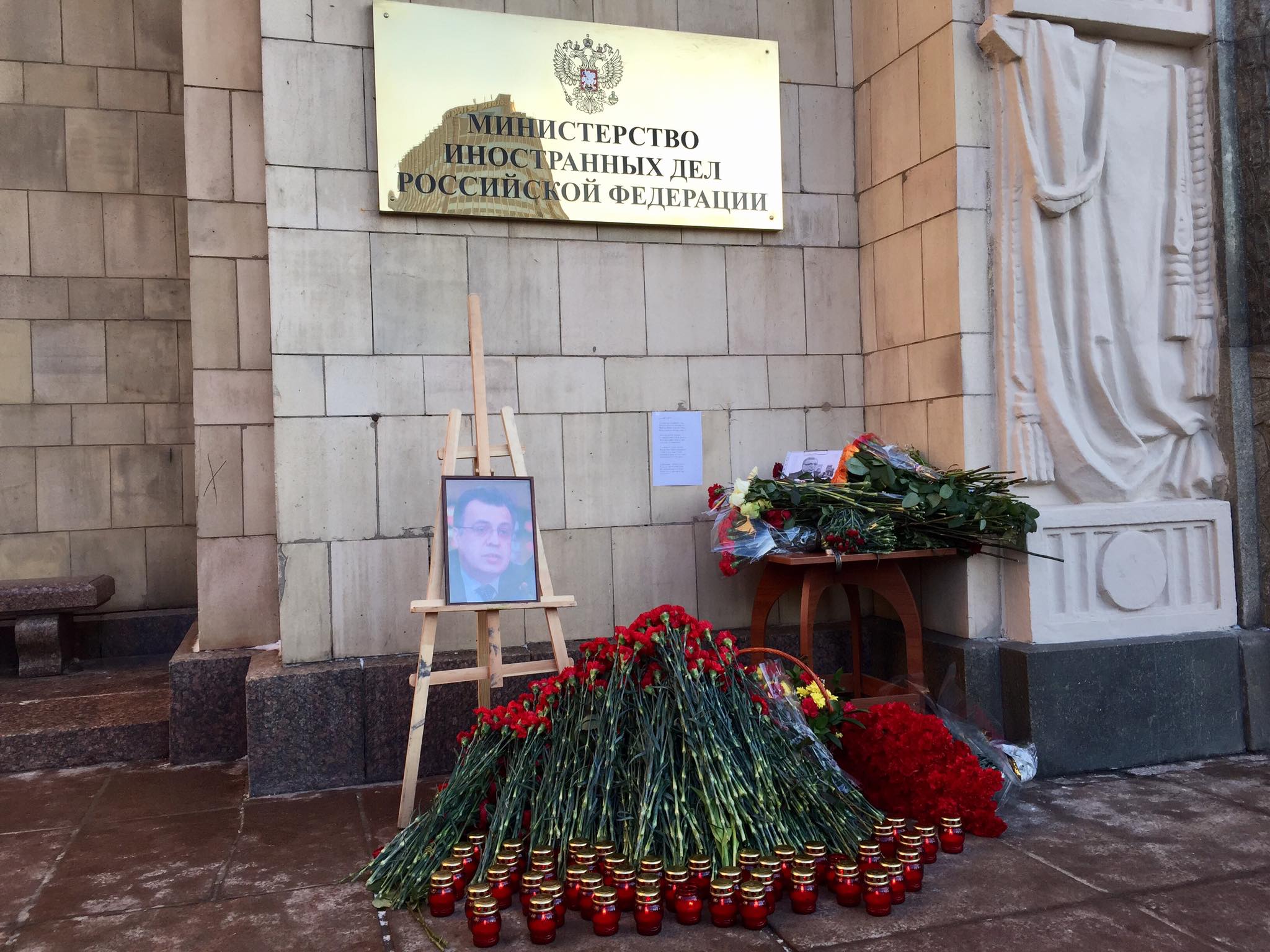 Fiori in memoria di Andrej Karlov&nbsp;lasciati davanti alla sede del Ministero degli esteri a Mosca\n