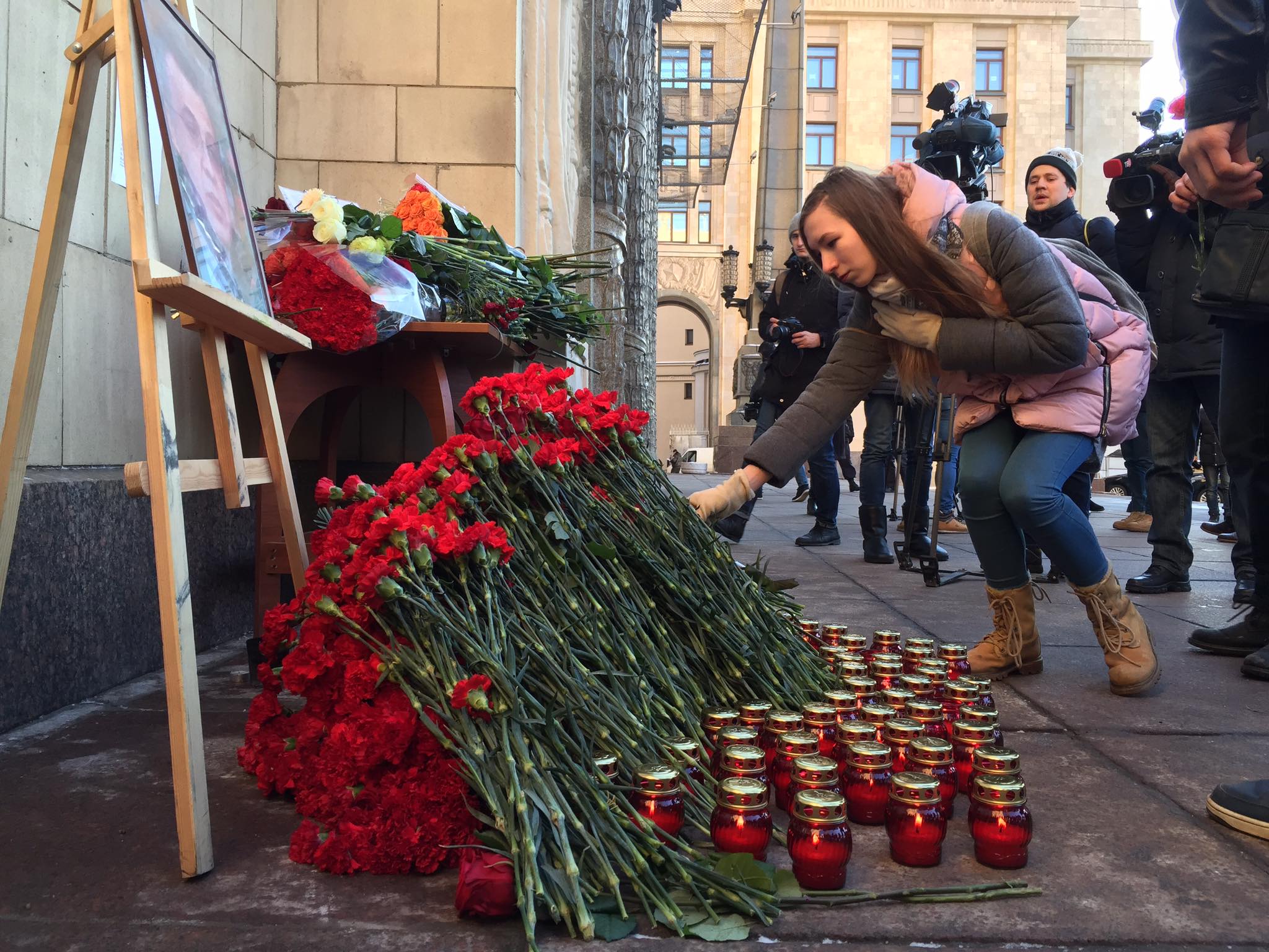 Fiori in memoria di Andrej Karlov&nbsp;lasciati davanti alla sede del Ministero degli esteri a Mosca\n