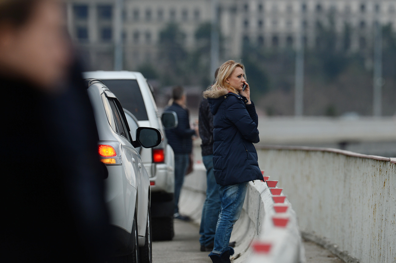 Una donna osserva le operazioni dalla costa del Mar Nero. Fonte: Nina Zotina/Ria Novosti
