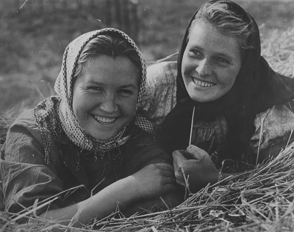 Les copines, région de Kirov (à environ 70 kilomètres au nord-est de Moscou), district de Vojgaly, kolkhoze Octobre rouge, années 1950. Crédit : Vsevolod Tarasevich / MAMM – MDF / russiainphoto.ru