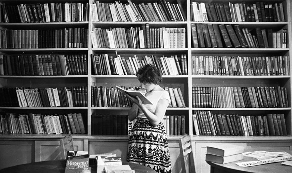 La bibliothèque, fabrique textile 40 ans des Jeunesses communistes, République soviétique de Moldavie, Tiraspol, 1964. Crédit : Vsevolod Tarasevich / MAMM – MDF / russiainphoto.ru