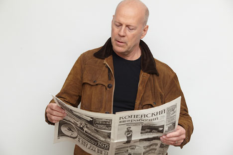 ブルース ウィリスも読むウラルの露語新聞 ロシア ビヨンド ブルース ウィリスも読むウラルの露語新聞 ロシア ビヨンド
