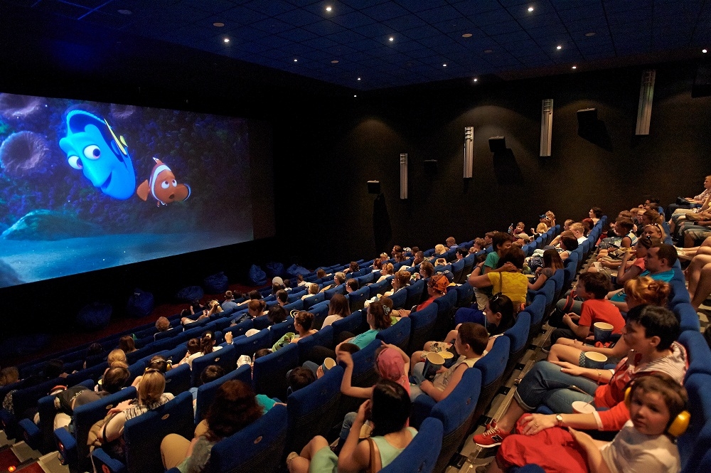 Giovani spettatori al cinema. Fonte: Karo
