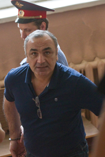 납치해 50만 달러를 요구한 혐의를 받고 있는 조지아 출신 타리엘 오니아니가 재판을 받기 위해 모스크바 하모브니체스키 법정으로 들어가고 있다. (사진제공=리아 노보스티)