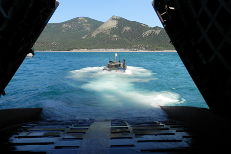 전차상륙함에서 바다로 나가는 BMD-4M (사진제공=콘체른 ‘트락토르니예 자보디’)