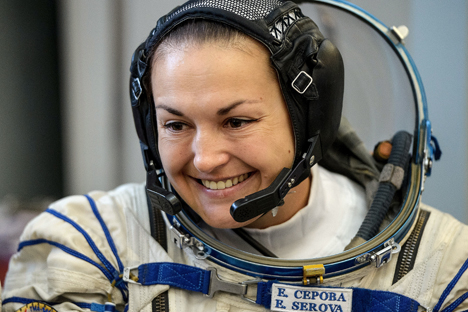 국제우주정거장(МКС, ISS) 제41/42 탐사대 본승무원인 로스코스모스(러시아연방우주청) 소속 우주인 옐레나 세로바가 모스크바 근교 즈뵤즈드니고로도크(Звёздный городок)의 우주인 훈련센터에서 유인화물선‘소유즈TMA-M’ 시뮬레이션 훈련에 참가한 모습  2014년 9월 26일 엘레나 세로바는 러시아가 20년 만에 우주로 보내는 여성 우주인이 된다. 세로바는 국제우주정거장에서 몇 달을 보내며 남자들과 동등하게 연구작업을 수행할 것이다. 