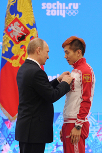 지난 2월 4일 블라디미르 푸틴 대통령이 빅토르 안에게 ‘조국공헌 훈장’을 수여하고 있다. (사진제공=Photoshot)