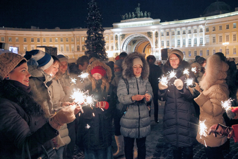 페테르부르크 궁전광장에 모인 사람들이 스파클러를 태우며 신년 소망을 기원하고 있다. (사진제공=알렉세이 다니체프/리아 노보스티)