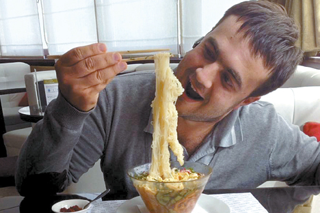 러시아에서도 보기 드문 단일 메뉴식당 ‘국숫집’에서 국수를 먹고 있는 러시아 손님. (사진제공=국숫집)