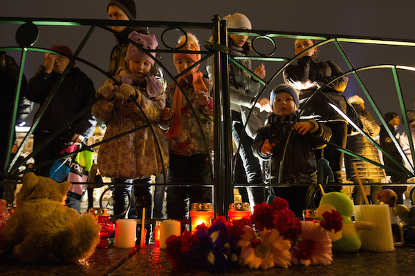 A321 테러 희생자를 기리기 위해 수 천 명 추모인파가 드볼르쪼바야 광장에 모인 가운데 아이들도 심각한 표정으로 촛불을 들여다 보고 있다. (사진제공=아나톨리 메드베디/로시스카야 가제타)