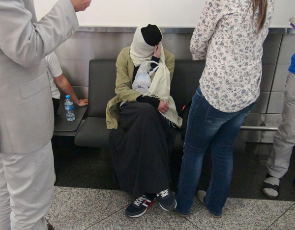 바르바라가 체포돼 송환되기 위해 터키의 이스탐불 공항에 와서 얼굴을 가리고 있다. (사진제공=타스)