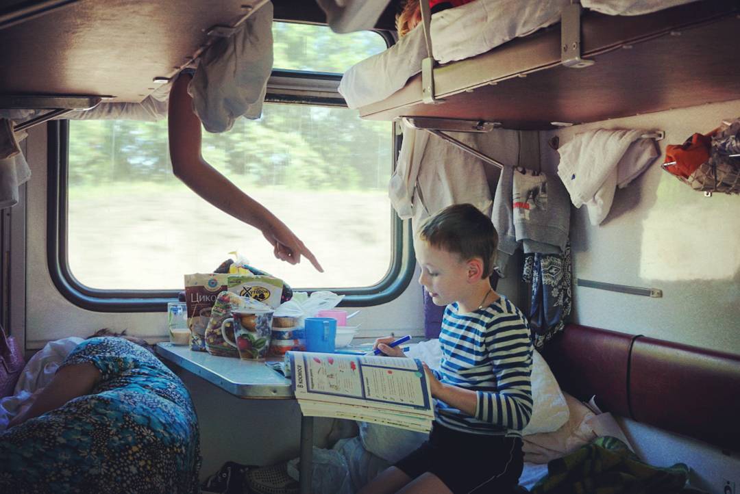 시베리아횡단열차를 탄다면 책 한 권을 가져가는 것이 좋다. 출처: Kwilllly/ Instagram