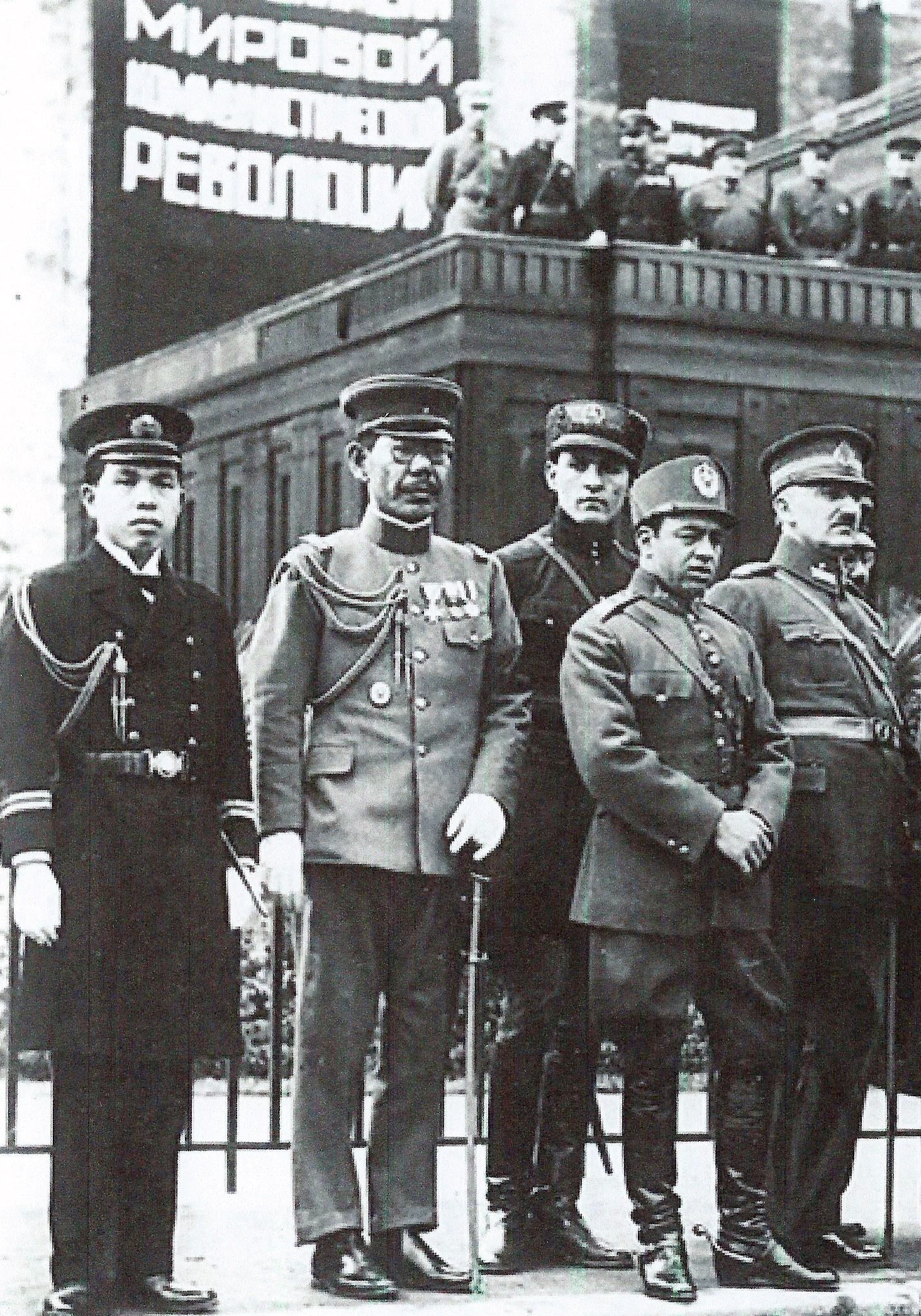 ‘마르텐’ 요원의 희생자들: 1928년 모스크바의 5월 1일 퍼레이드에서 고야나기 1등급 대위(가장 왼쪽)과 하타 중령(그 옆). 출처: 알렉산드르 쿨라노프