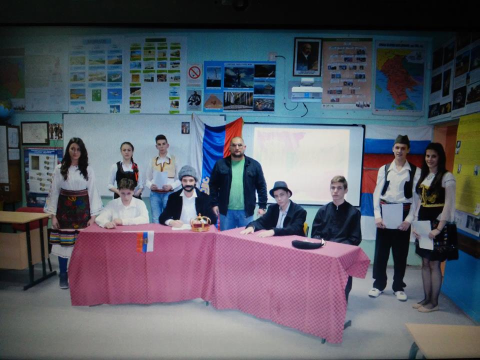 Ђорђе Бојанић и његови ученици у школи „Бубањски хероји“. Фотографија из личне архиве. 