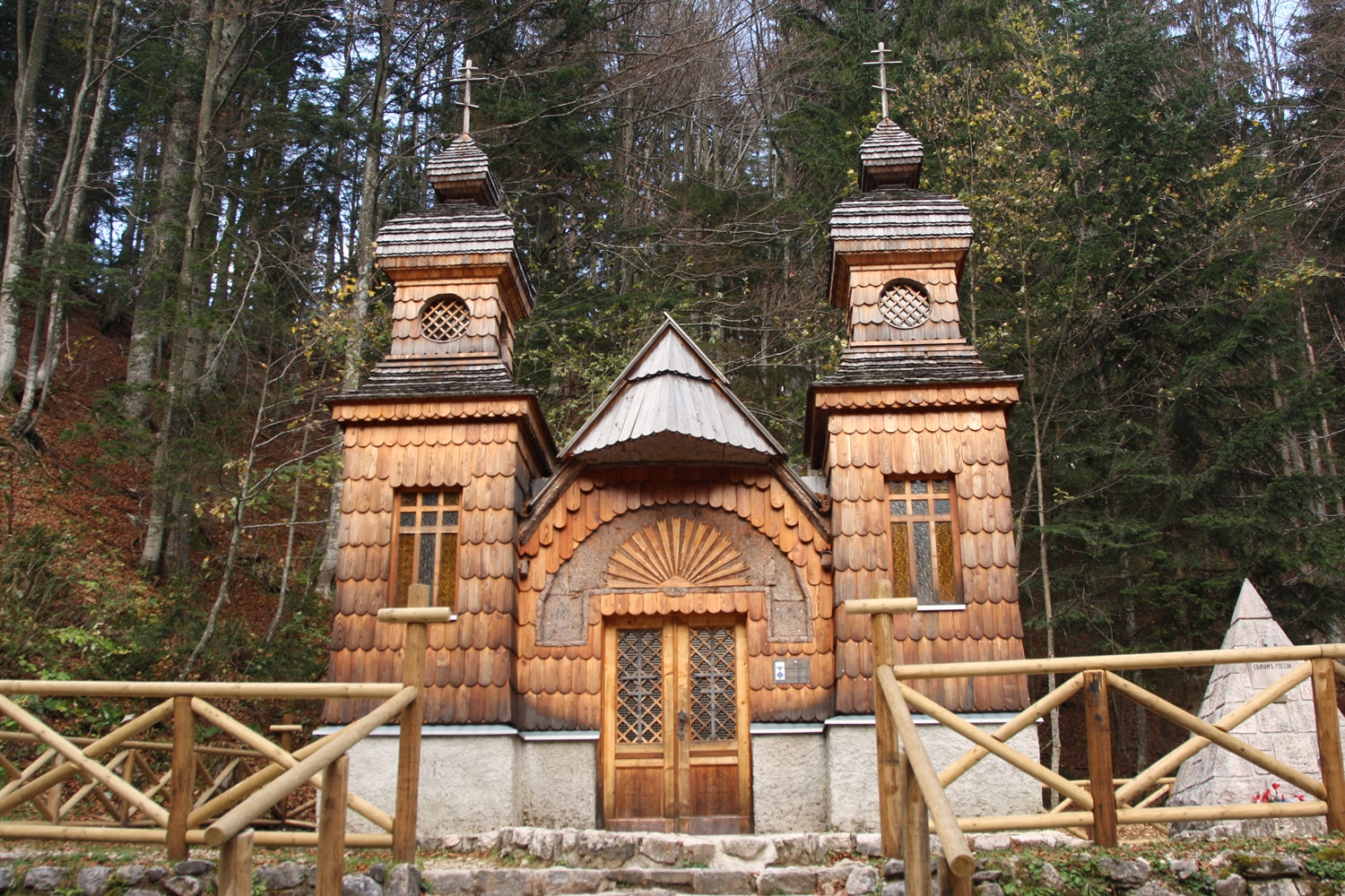 Ruska kapelica na Vru0161iu010du je u017ee desetletja tradicionalni kraj slovensko-ruskih sreu010danj.