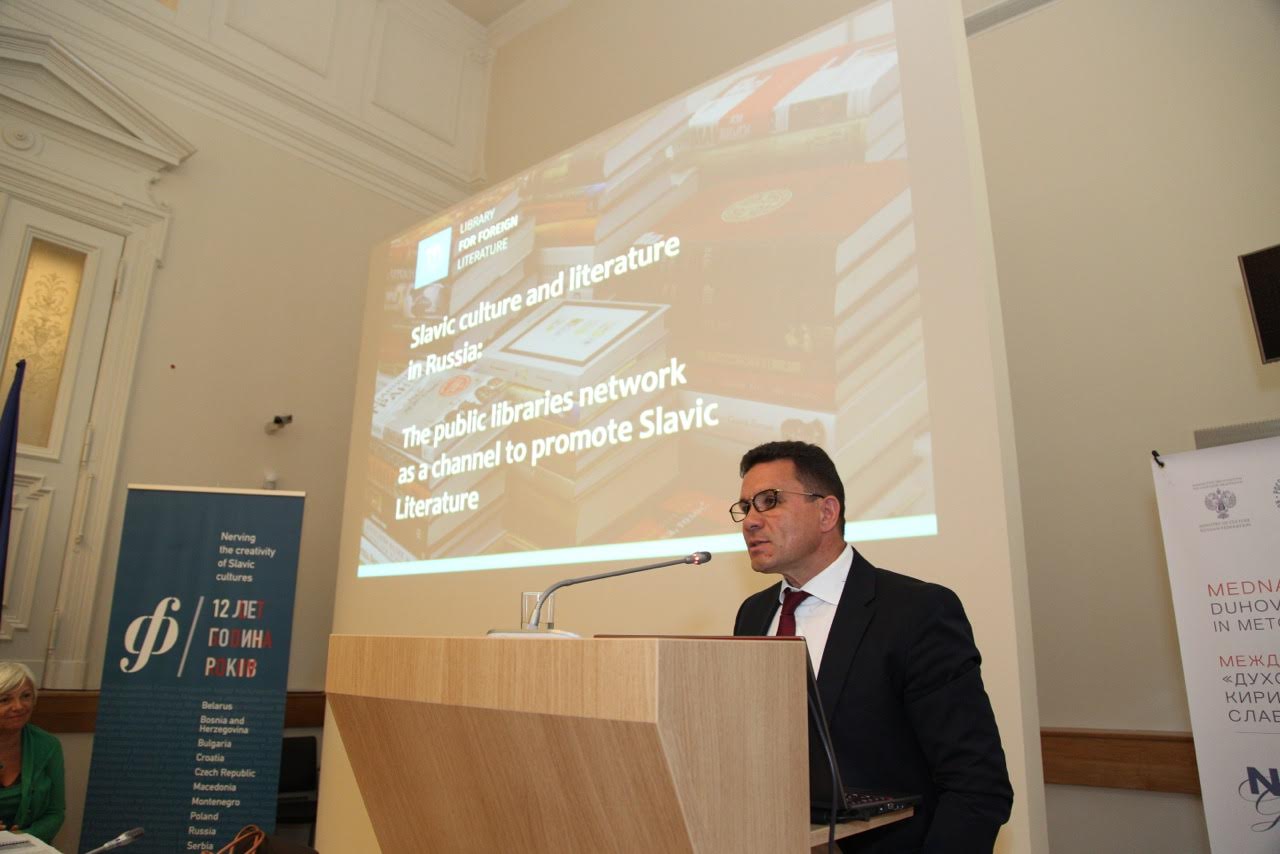 Direktor Državne knjižnice za tujo literaturo Rudomino Vadim Duda med nastopom na konferenci v Ljubljani.\n