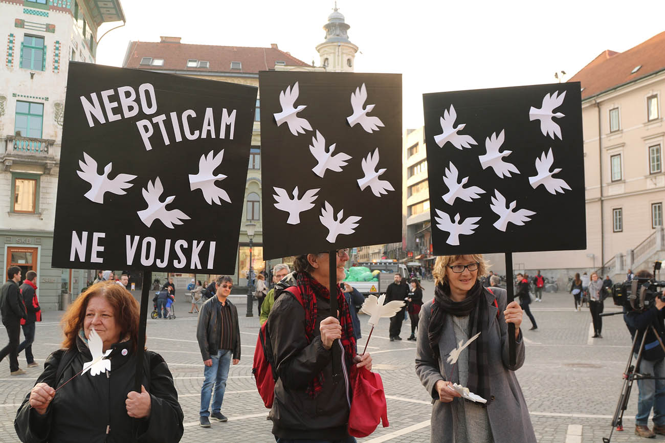 Protest proti napotitvi pripadnikov Slovenske vojske na operacijo zveze NATO v Latviji. Foto: Rudolf Baloh
