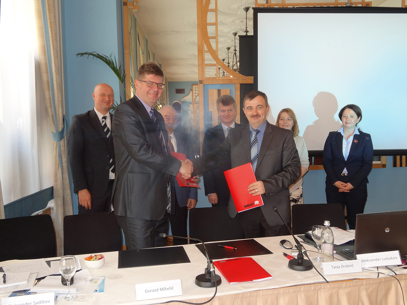 Podpis pogodbe o sodelovanju med ruskim podjetjem Garant-Plus in slovenskim podjetjem Sico, ki bosta zagnala skupen posel s proizvodnjo opreme za predelavo lesa in plastičnih odpadkov. Vir: Javna agencija SPIRIT Slovenija